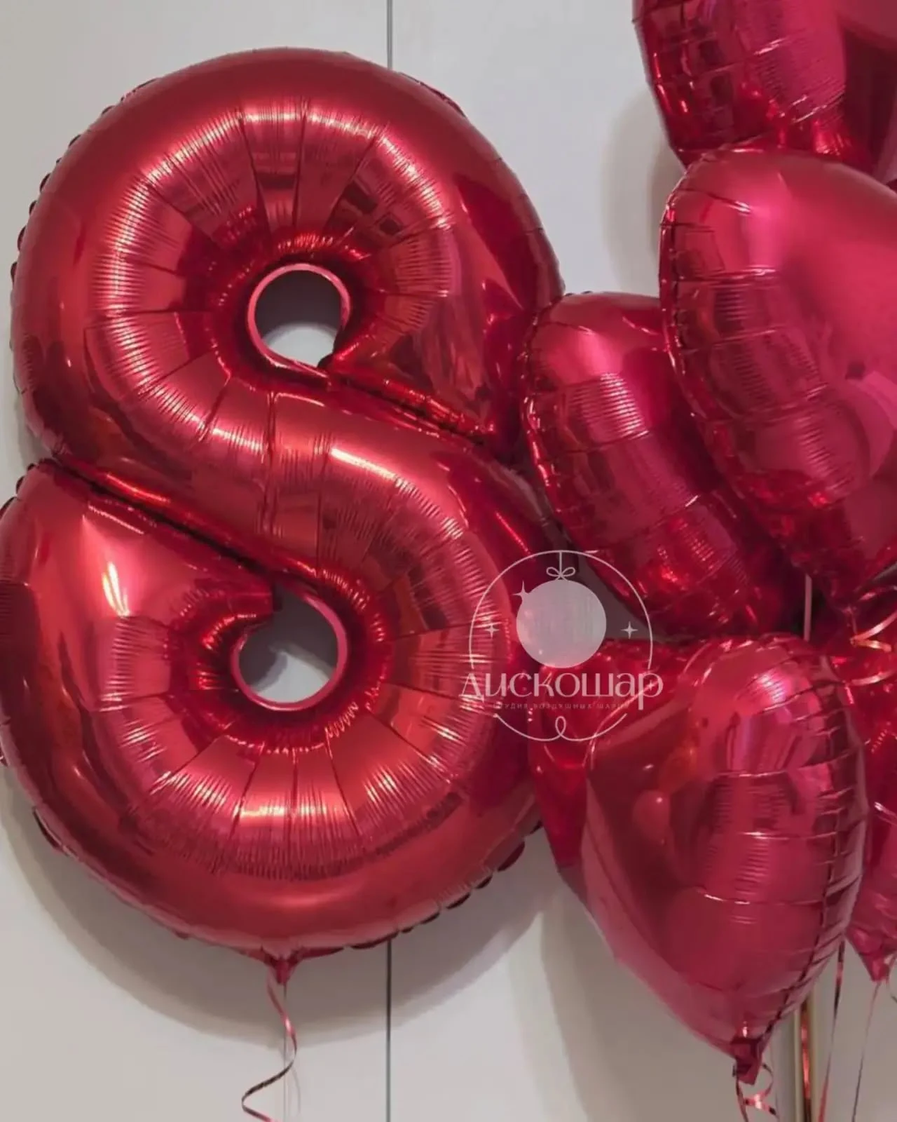 Малиновые сердца и цифра 8