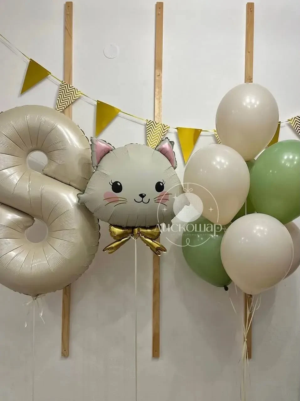 Котёнок и цифра 8